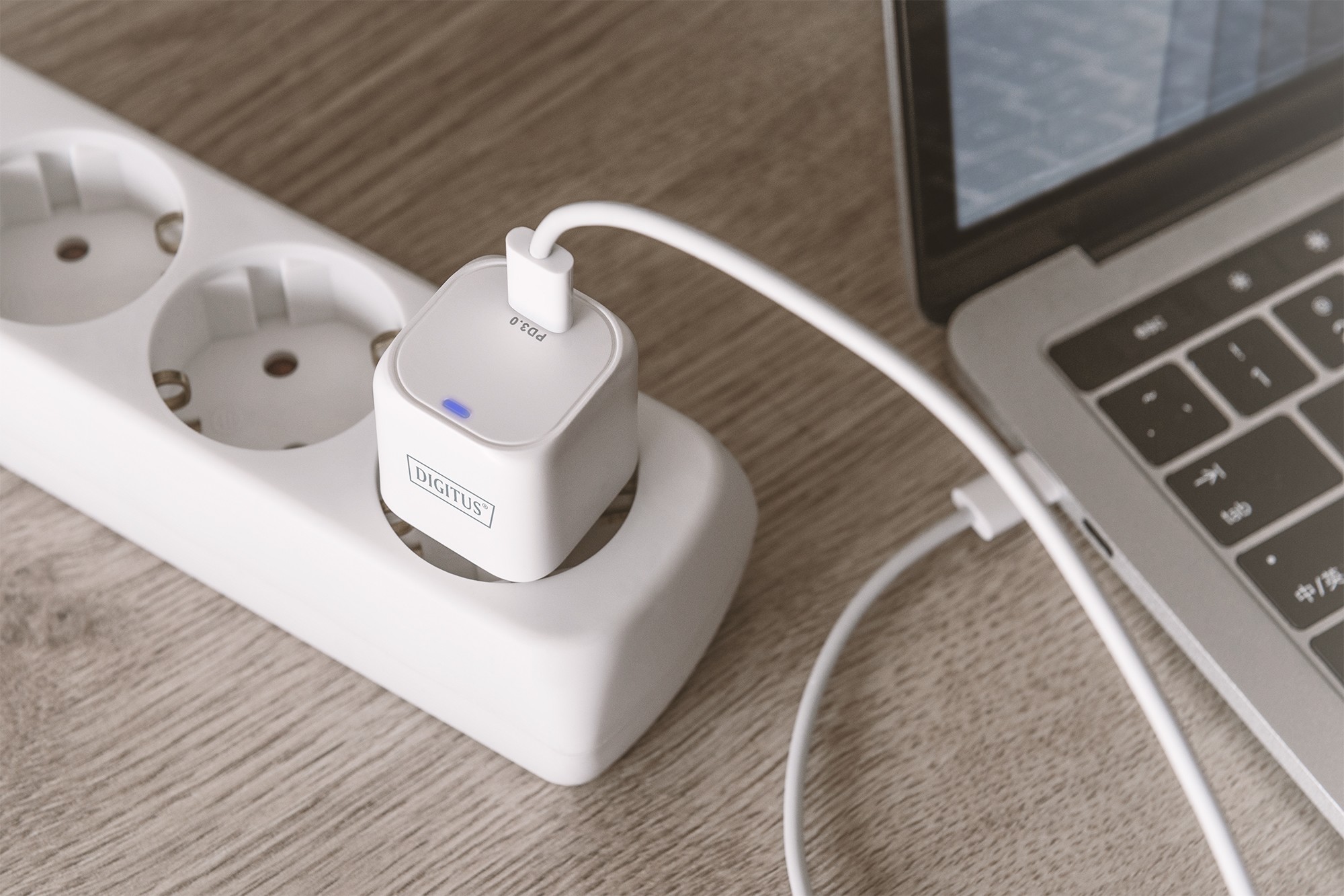 DA-10060  Cargador  20W USB 1 puert. USB-C Blanco FQ PD3.0 Salida Lateral Tamaño mini