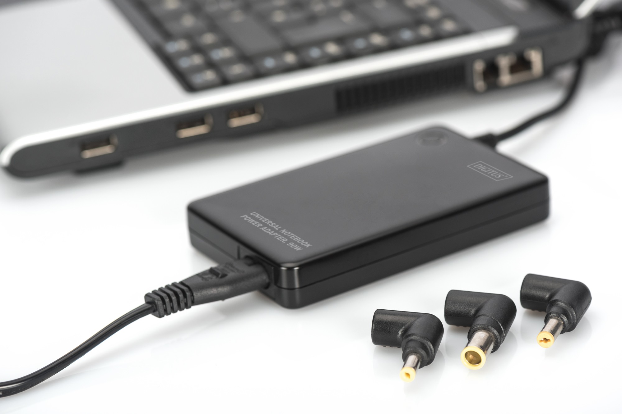 DA-10190  Cargador Universal Portatil 90W  Super Slim, USB port(5V/2A) 11 puntas Blister Digitus