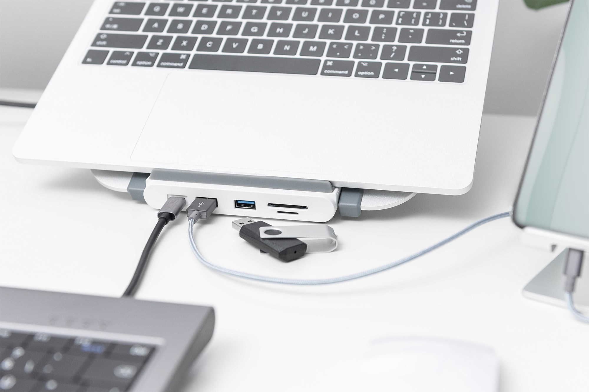 DA-90408  Soporte variable para notebook con estación de acoplamiento USB-C integrada, 8 puertos **Ultimas Unidades**