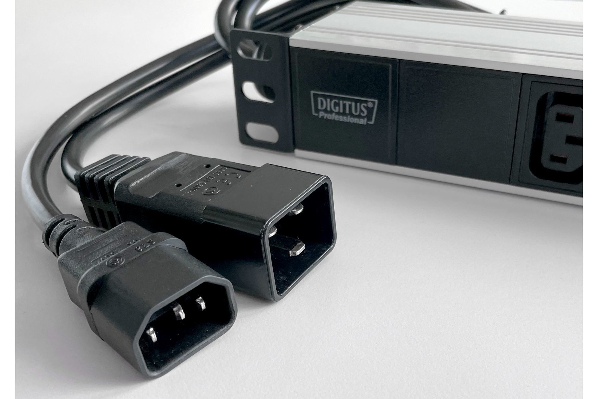 DN-95423  Regleta de enchufes de aluminio 1U, montaje en bastidor, 4x C13, 4x C14, 2x enchufe 16A, extremo abierto